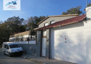 House 4 Bedrooms in Vallgorguina