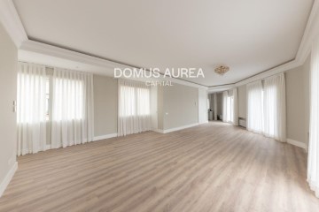 Penthouse 4 Bedrooms in La Castellana y el Pilar