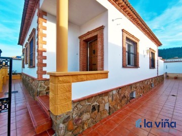 House 3 Bedrooms in Humilladero