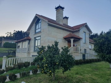 House 4 Bedrooms in Arzua (Santa María)