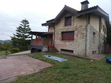 House 4 Bedrooms in Amorebieta