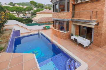 House 5 Bedrooms in Premià de Dalt