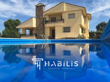 House 5 Bedrooms in Nambroca