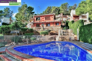 House 4 Bedrooms in Serra