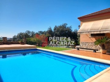 House 4 Bedrooms in Céspedes