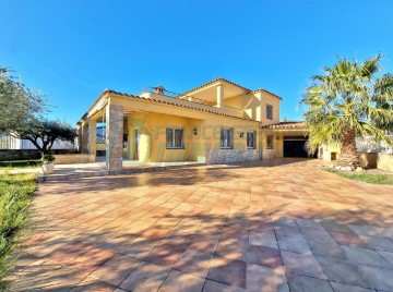 House 4 Bedrooms in Carmençó