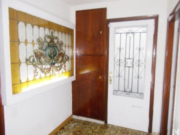 House 4 Bedrooms in L'Arboç