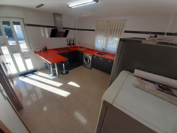 House 4 Bedrooms in Ctra de Villalpando - Urbanización Siglo XXI