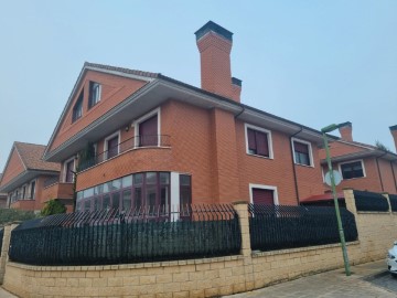 House 6 Bedrooms in Illera