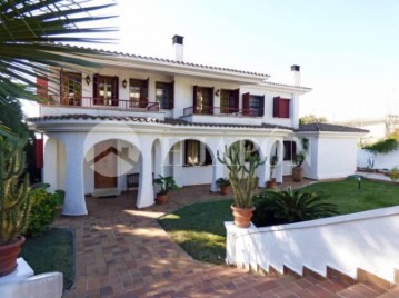 House 6 Bedrooms in Monsolis