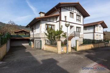 House 4 Bedrooms in Rada