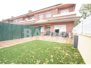 House 4 Bedrooms in Manlleu