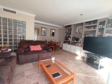 House 3 Bedrooms in Campclar