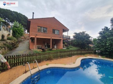 House 4 Bedrooms in L'Ametlla del Vallès