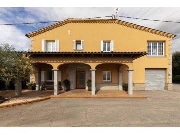 House 5 Bedrooms in Manlleu