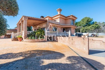 House 5 Bedrooms in Masies Catalanes