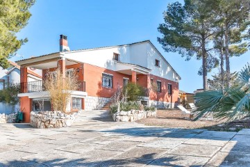House 5 Bedrooms in Trencarroques