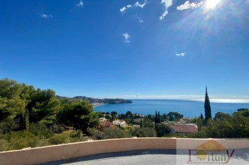 House 6 Bedrooms in La Herradura