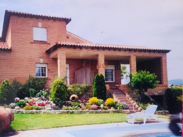 House 5 Bedrooms in Nombela