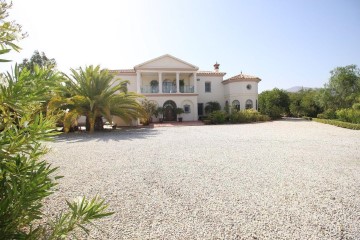 House 8 Bedrooms in Viñuela