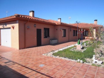 House 4 Bedrooms in Peñaranda de Bracamonte