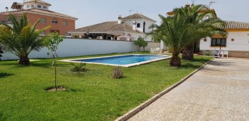 House 4 Bedrooms in Zona Avenida de Europa