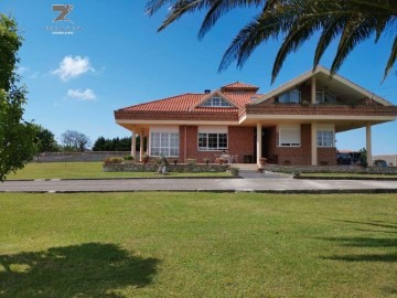 House 6 Bedrooms in Viveda