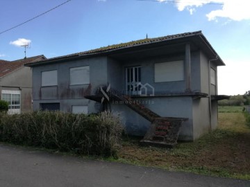 House 4 Bedrooms in Asados (Santa María)