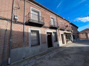 House 6 Bedrooms in Madrigal de las Altas Torres