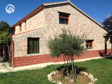 House 4 Bedrooms in Arcas