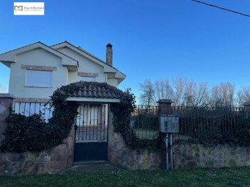 House 4 Bedrooms in Santibáñez de Rueda