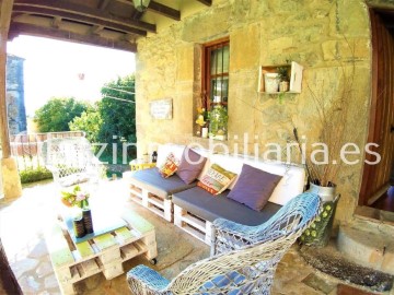 House 3 Bedrooms in Santecilla