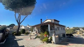 House 4 Bedrooms in Trencarroques