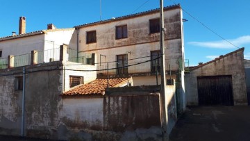 House 4 Bedrooms in Mezquita de Jarque