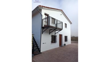 House 4 Bedrooms in Matute