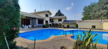 House 6 Bedrooms in Castañares de Rioja