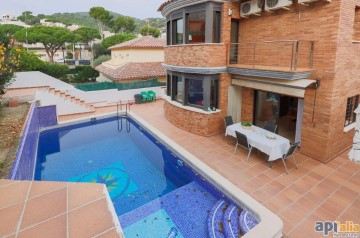 House 5 Bedrooms in Premià de Dalt