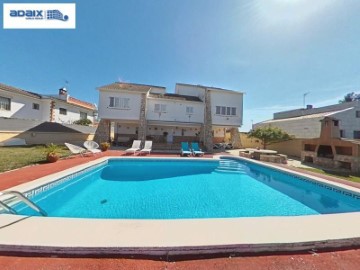 House 4 Bedrooms in Creixell