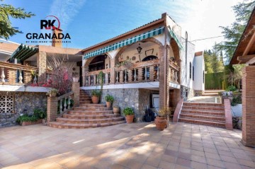 House 5 Bedrooms in Barrio de la Vega