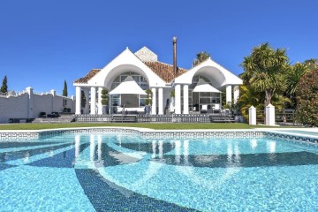 House 6 Bedrooms in Calardos