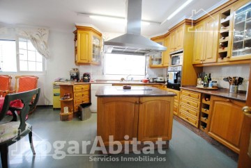 House 3 Bedrooms in Park nord - Casona