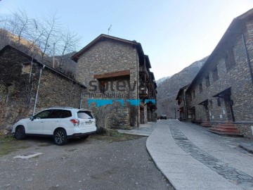 House 4 Bedrooms in Tavascan