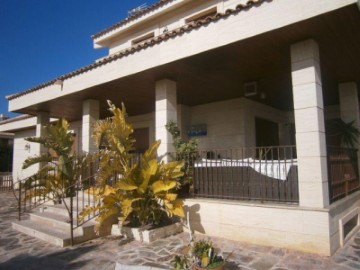 House 4 Bedrooms in Novelda