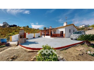 House 6 Bedrooms in Benamargosa