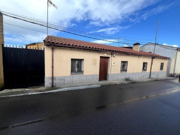 House 3 Bedrooms in Cazalegas