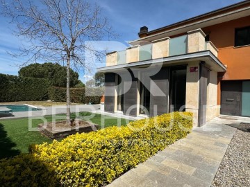 House 4 Bedrooms in Vallromanes