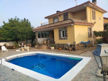 House 4 Bedrooms in Carranque
