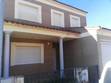 House 2 Bedrooms in Lucillos