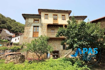 House 4 Bedrooms in Armaño