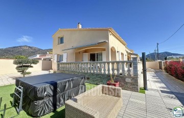 House 4 Bedrooms in Les Garrigues